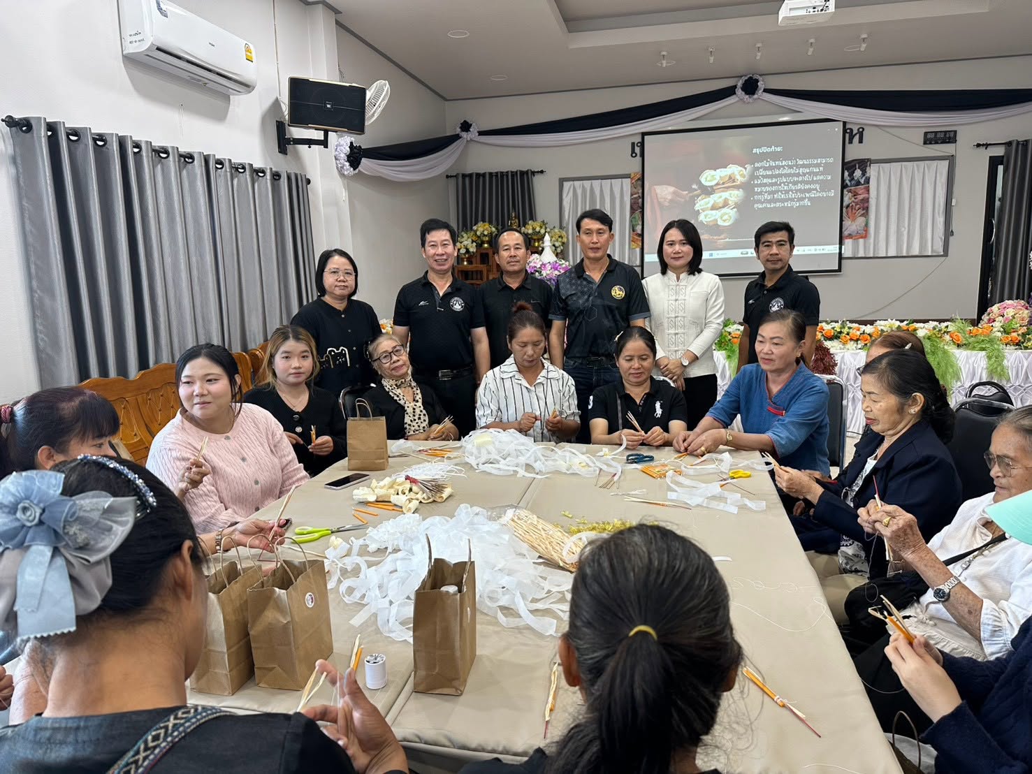 พช.เวียงแหง ร่วมสนับสนุนกิจกรรมฝึกอบรมกลุ่มสตรีจิตอาสาประดิษฐ์ดอกไม้จันทน์ ตำบลแสนไห